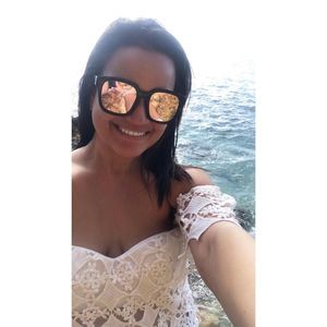 Meet your Posher, Debbie